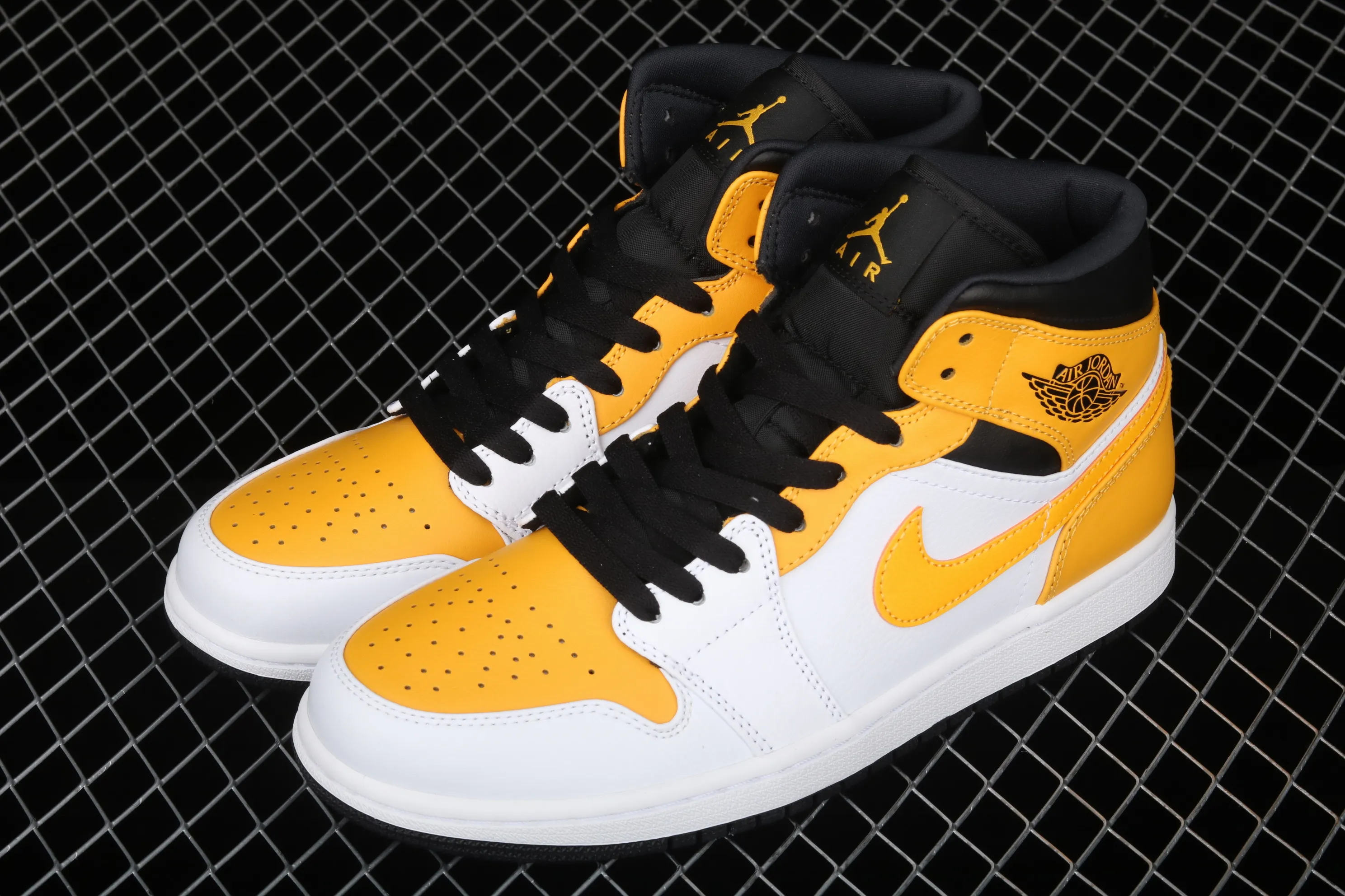 All categories Air Jordan Jordan series basketball shoes Air Jordan 1 Mid G version pure original Air Jordan 1 Mid AJ1 Joe 1 white and yellow Zhongbang basketball shoes 554724-170